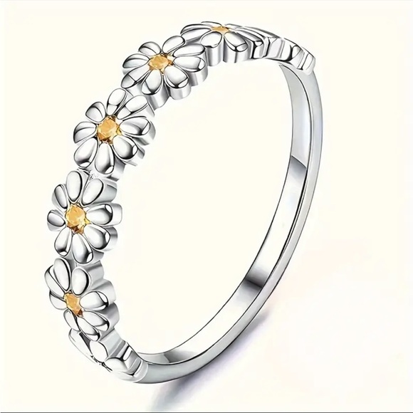 Jewelry - Floral Silver and Gold Ring